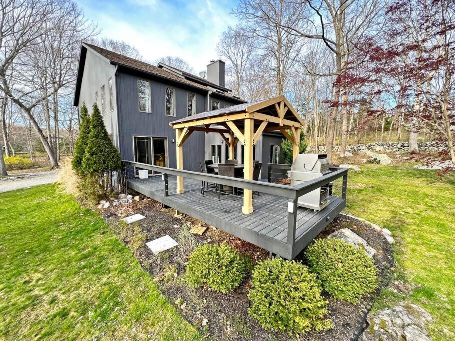 Secluded Farmhouse Retreat - Minutes From Mystic Villa Stonington Exterior photo