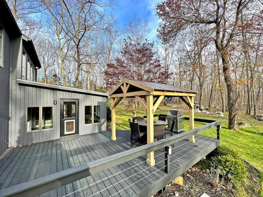 Secluded Farmhouse Retreat - Minutes From Mystic Villa Stonington Exterior photo